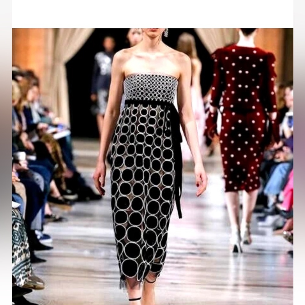 Oscar de la Renta Fall 2018 Runway Pearl Embellished Black Cocktail Dress US 8
